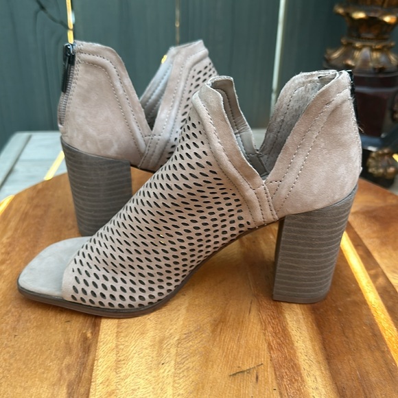 NWT Vince Camuto Katnina Beige Leather Laser Cut Ankle Booties Size 4.5 34 - Picture 9 of 13